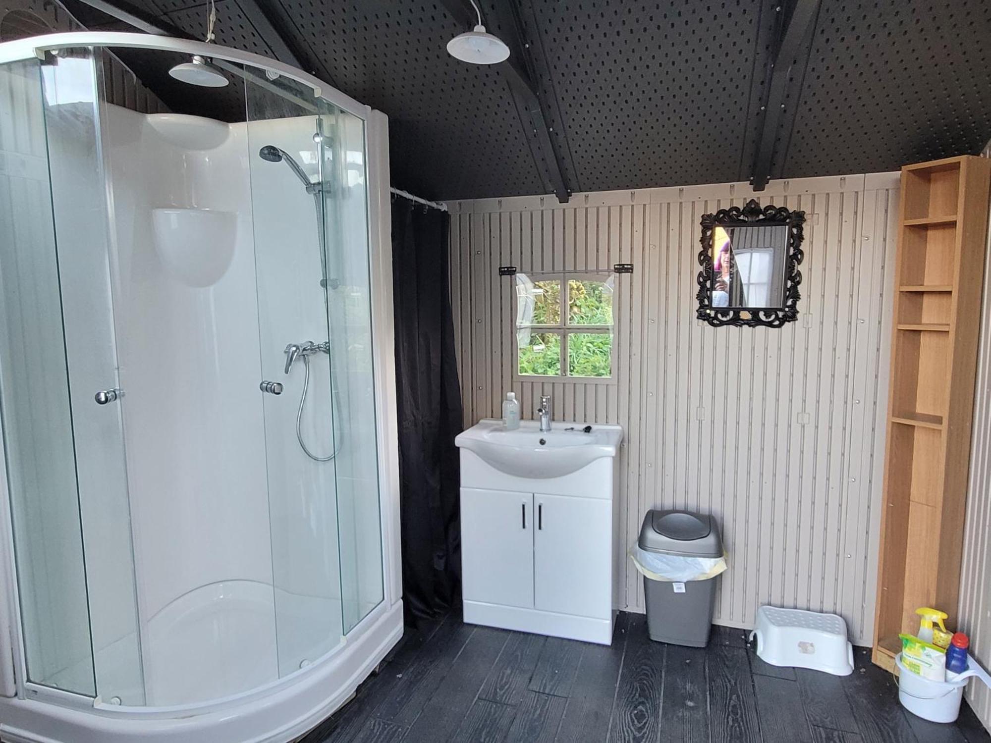Budget Stay, In Lovely Private Setting With Rustic Charm, Log Burner, Fire Pit, Campers Kitchen & Eco Loo No Bedding Supplied Narberth Ngoại thất bức ảnh
